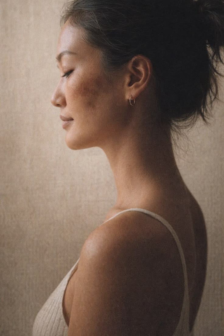 Femme avec des taches brunes sur le visage
